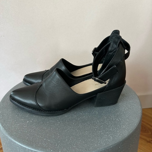 Sleek Black Pointed Toe Mules - Picture 6 of 6